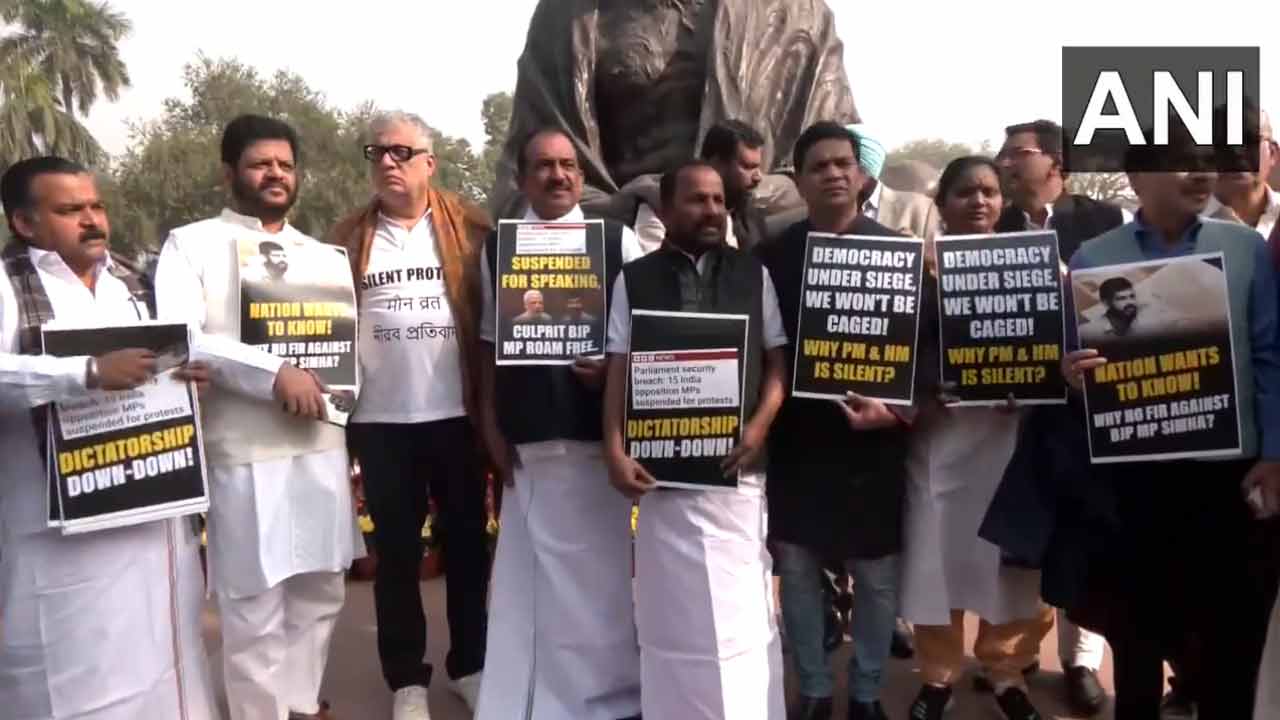 Parliament:  గాంధీ విగ్ర‌హం ముందు ఎంపీల నిర‌స‌న.. ఉభ‌య‌స‌భ‌లు 2 గంట‌ల‌కు వాయిదా