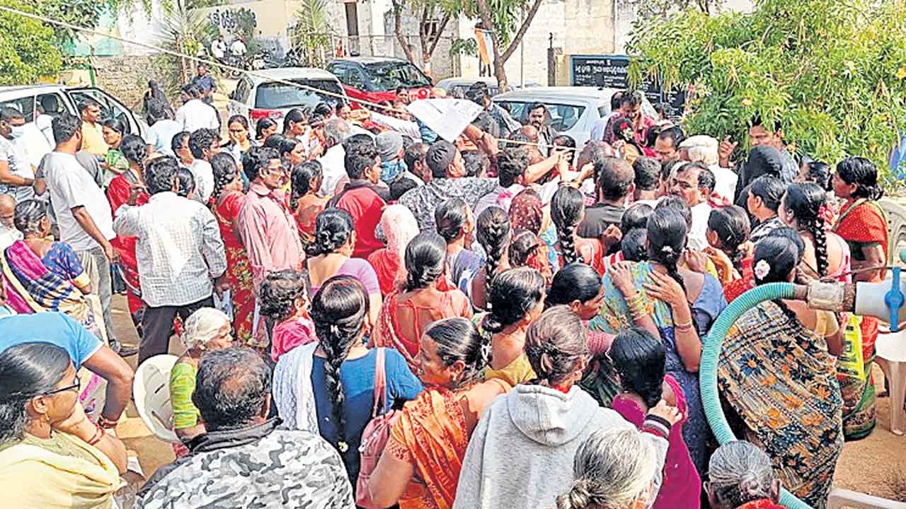 దరఖాస్తుల వెల్లువ