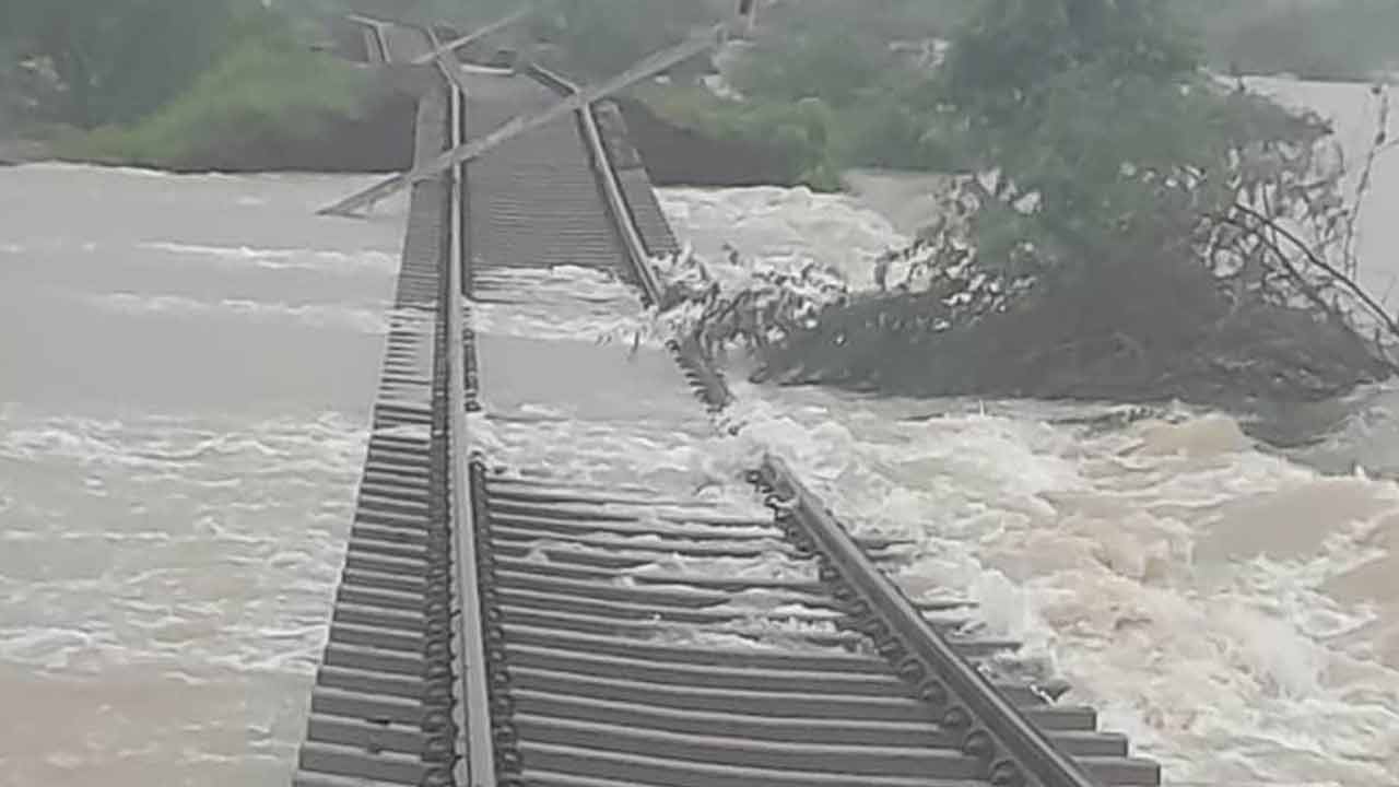 Tamilnadu: ట్రాక్‌ల చుట్టూ వ‌ర్షపు నీరు.. రైలులో 500 మంది ప్ర‌యాణికులు