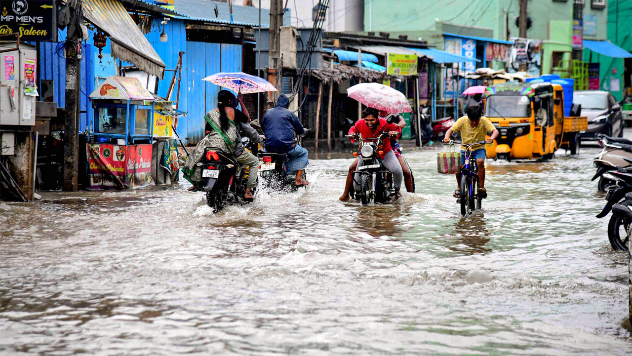 Michaung Cyclone | బాపట్ల దగ్గర తీరం తాకిన మిగ్‌జాం తుఫాను.. 11 జిల్లాల్లో భారీ వర్షం