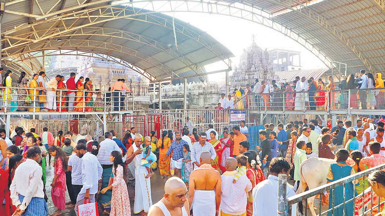 కిటకిటలాడిన వేములవాడ