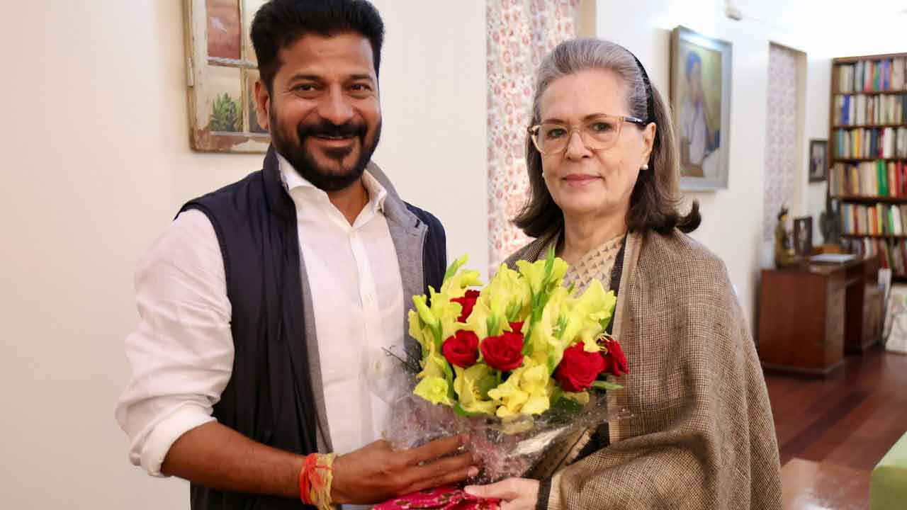 Sonia Gandhi | రేవంత్‌ రెడ్డి ప్రమాణస్వీకారానికి సోనియా గాంధీ!