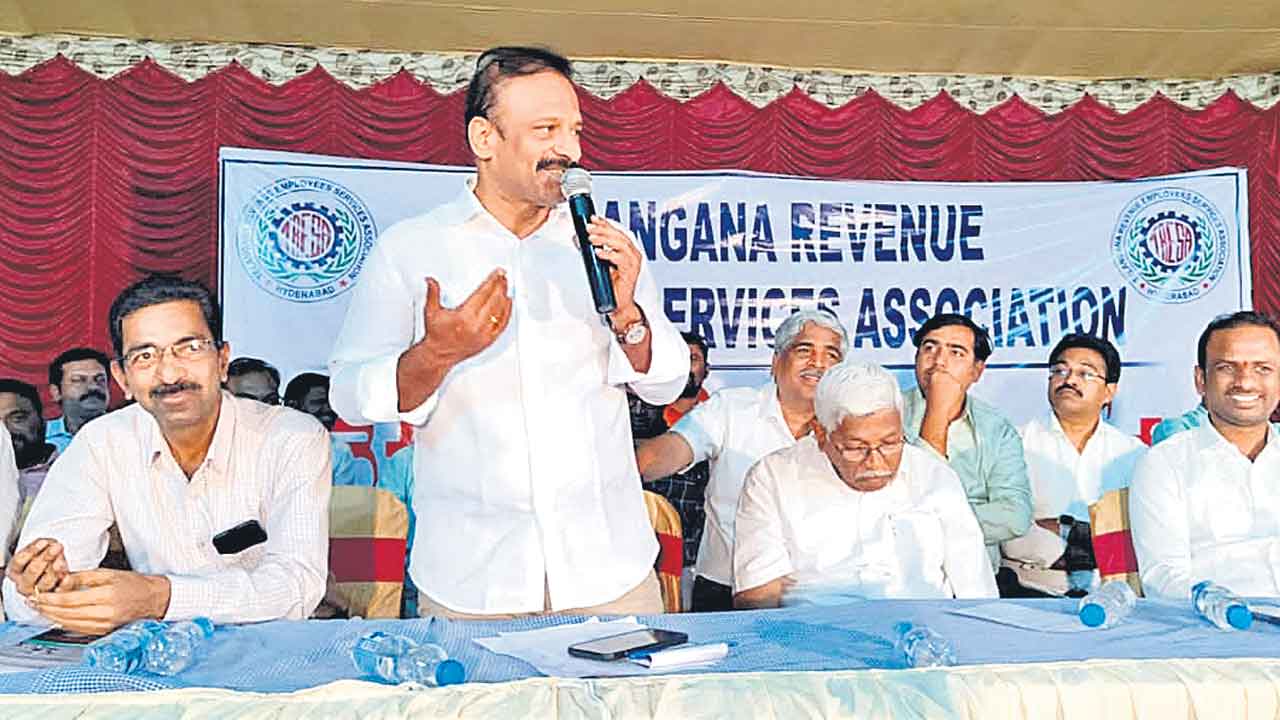 రెవెన్యూ ఉద్యోగుల సమస్యలు పరిష్కరించాలి