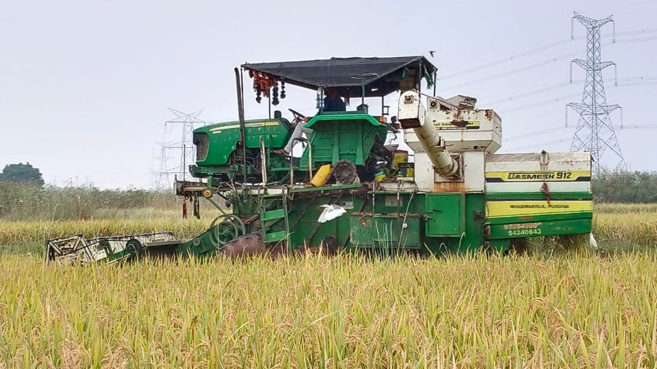 వరి కోత యంత్రాలకు భలే గిరాకీ