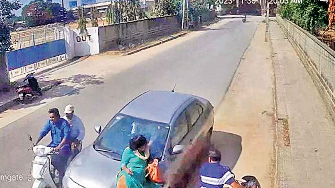 Road Accident | భర్త కళ్లెదుటే భార్యపైకి దూసుకెళ్లిన కారు.. అక్కడికక్కడే మృతి