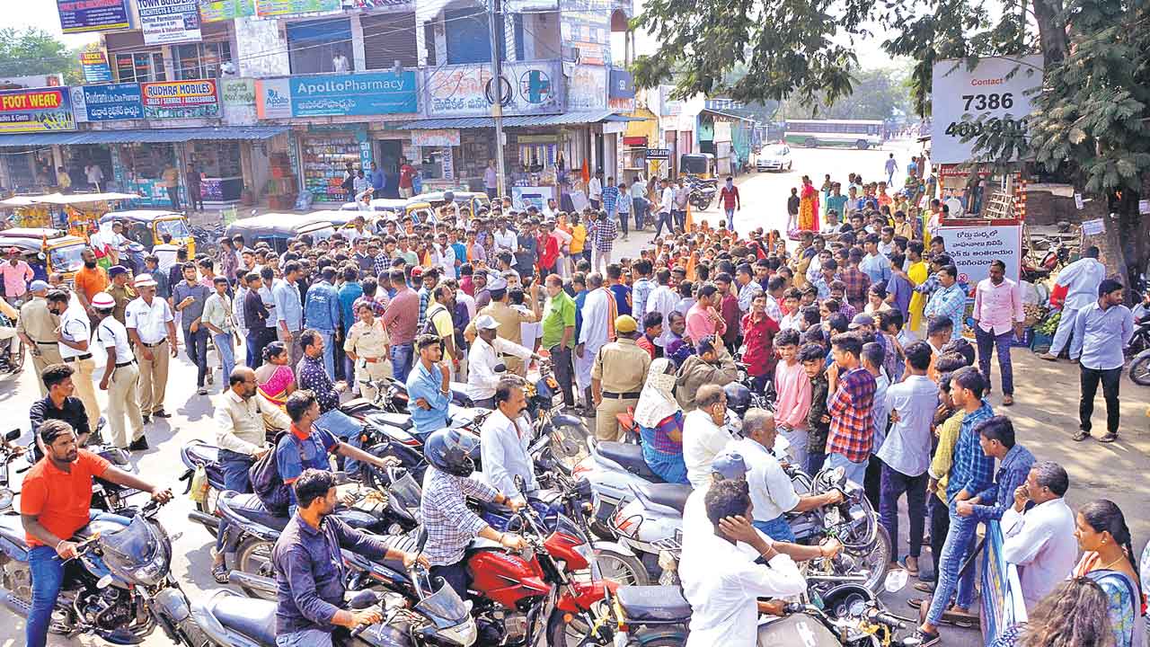 విద్యార్థులకు ప్రత్యేక బస్సులు నడపాలి