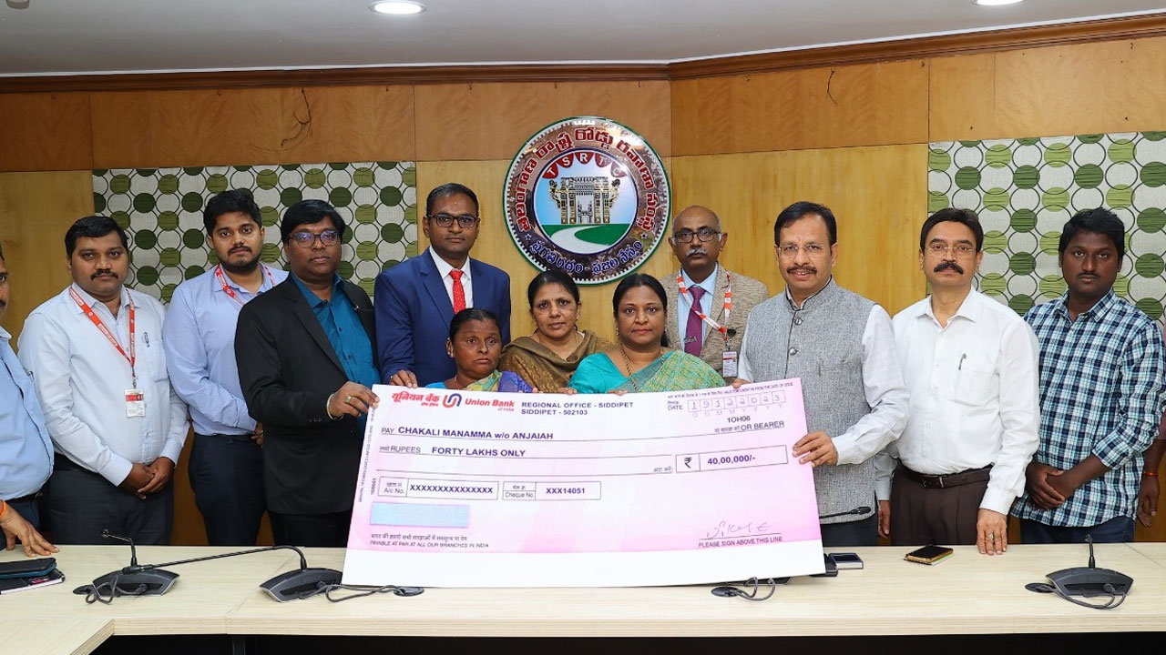 TSRTC | కండక్టర్‌ కుటుంబానికి అండగా నిలిచిన టీఎస్‌ఆర్టీసీ.. 40 లక్షల చెక్కు అందజేత