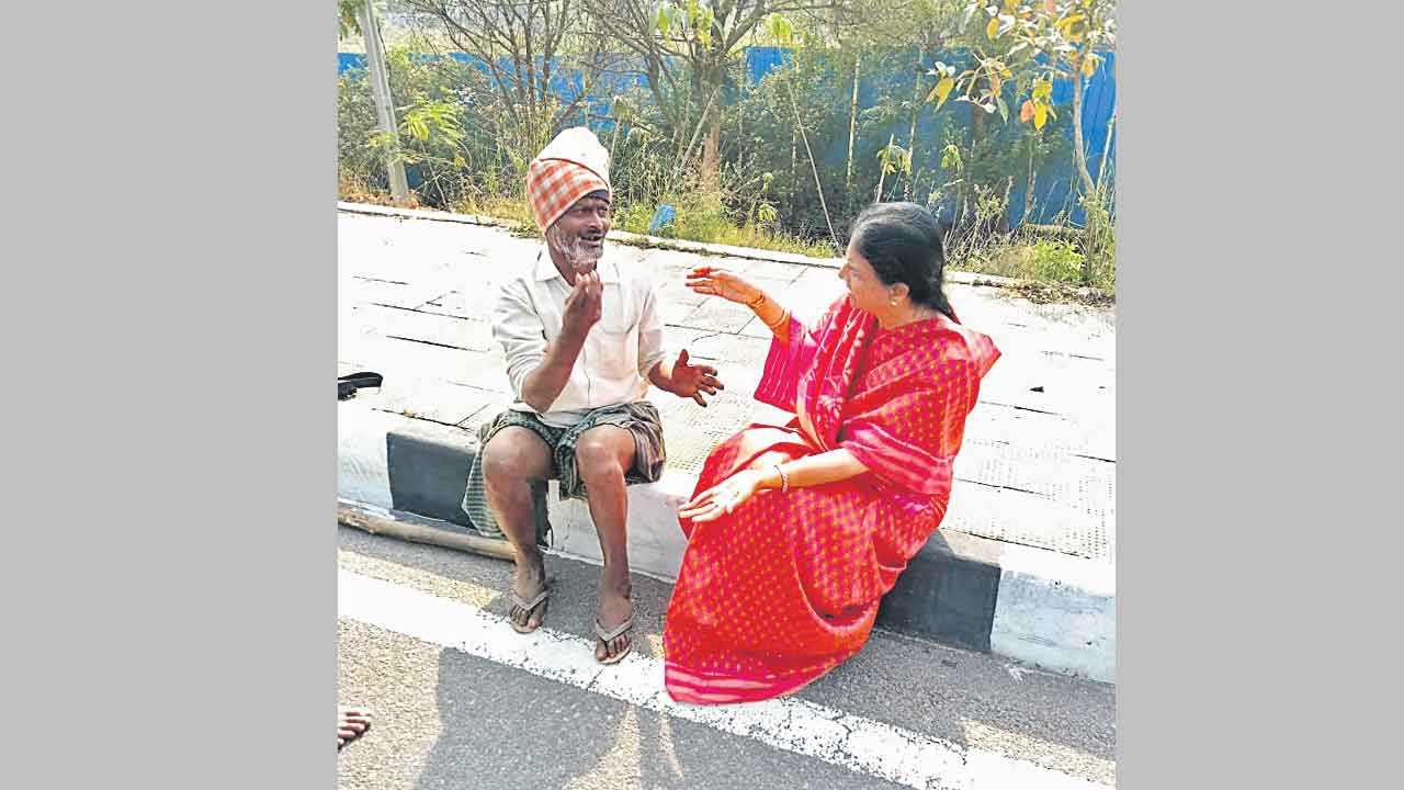 Sabita Reddy | మాజీ మంత్రి సబితా రెడ్డి మానవత్వం.. ఫిట్స్‌తో కొట్టుకుంటున్న వ్యక్తిని కాపాడిన వైనం