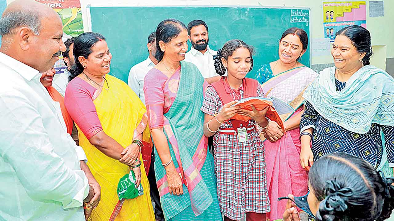 విద్యార్థులు ఉన్నత శిఖరాలకు ఎదగాలి