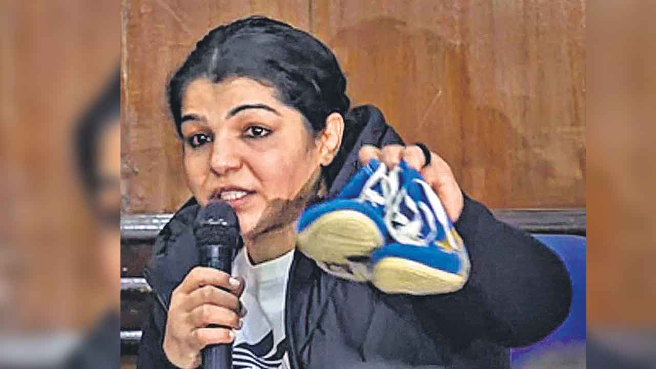 Sakshi Malik | డబ్ల్యూఎఫ్‌ఐ అధ్యక్షుడిగా సంజయ్‌సింగ్‌.. కుస్తీకి వీడ్కోలు పలికిన స్టార్‌ రెజ్లర్‌ సాక్షి మాలిక్‌