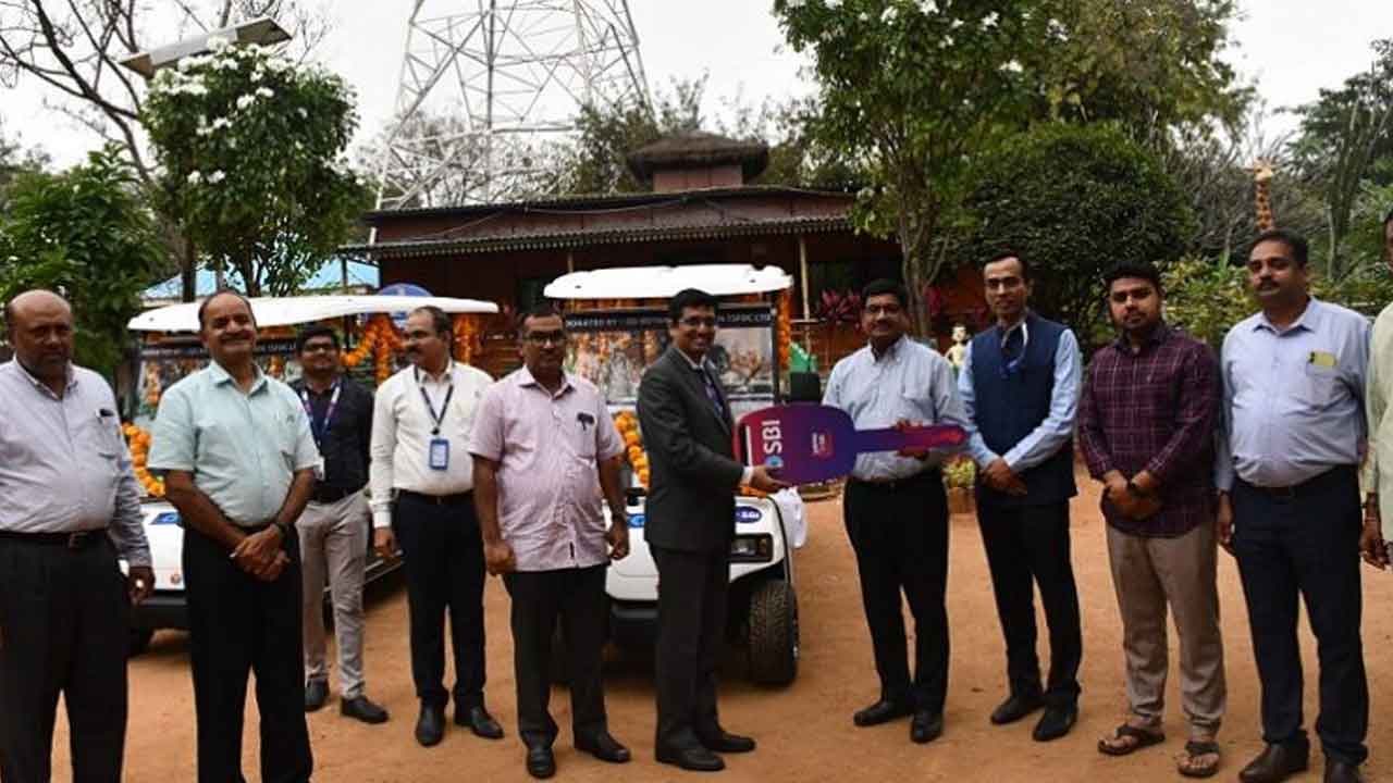 బొటానికల్‌ గార్డెన్‌కు 2 వాహనాలు విరాళం