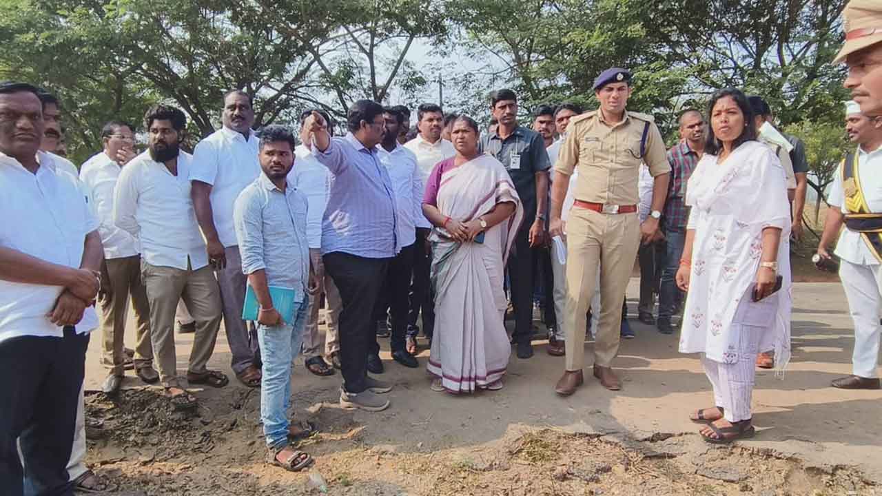 Minister Seethakka | వన దేవతలను దర్శించుకున్న మంత్రి సీతక్క