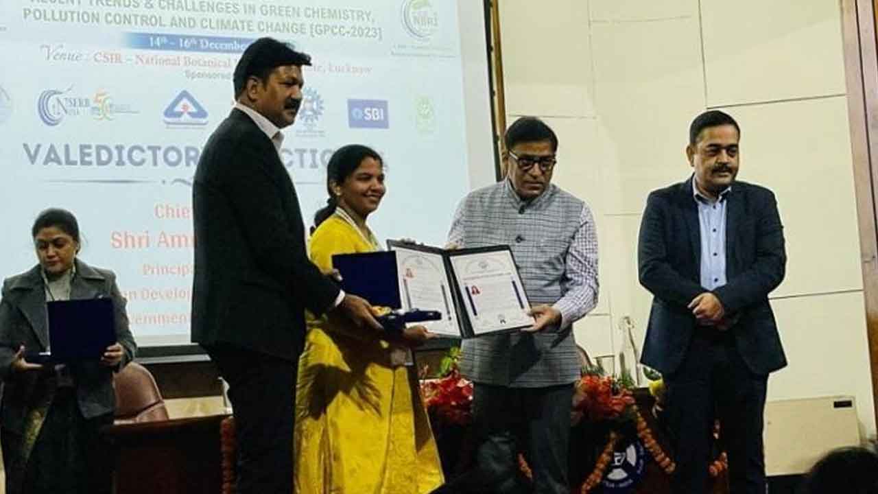 అసిస్టెంట్ ప్రొఫెసర్ షాలినికి సైంటిస్ట్ ఆఫ్ ది ఇయర్ అవార్డు