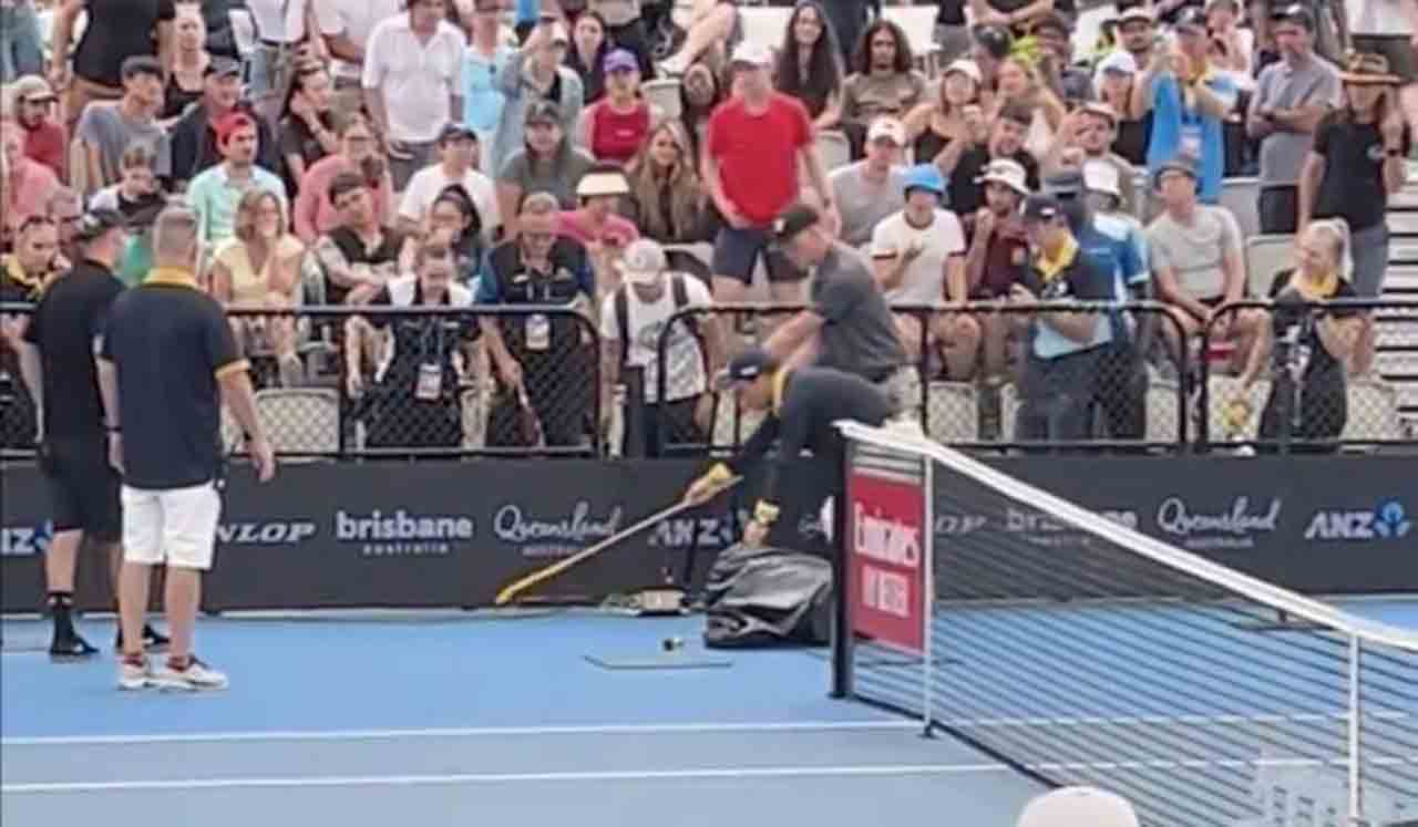 Brisbane International |  Snake in the tennis court.. and then what happened...?