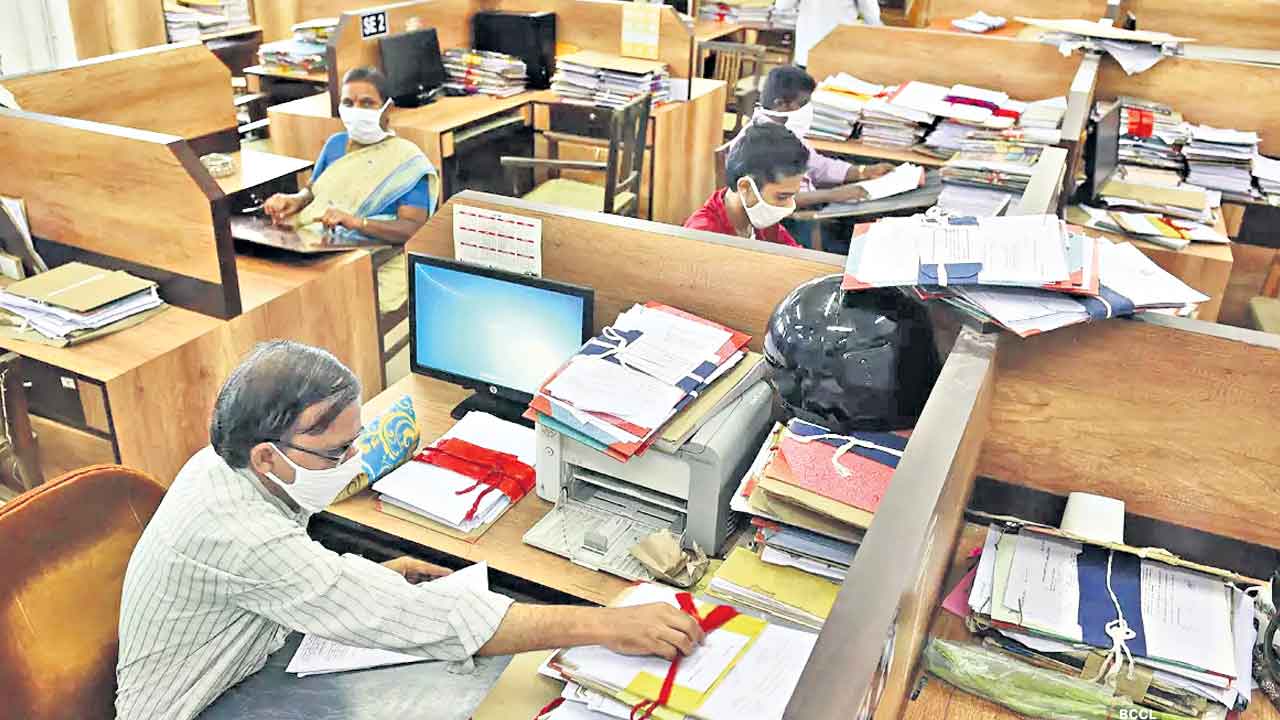 Retirement | మార్చి తర్వాత ప్రభుత్వ ఉద్యోగుల విరమణలు పునఃప్రారంభం.. వచ్చే ఐదేండ్లలో 44,051 రిటైర్మెంట్లు