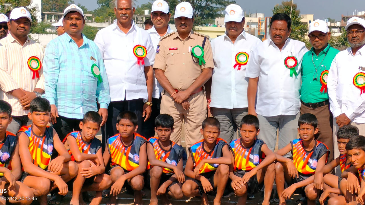 చదువుతోపాటు క్రీడల్లో రాణించాలి