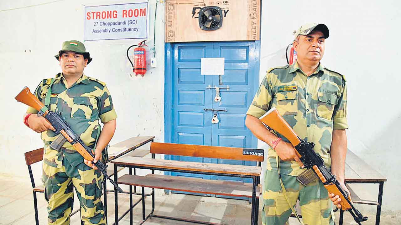 స్ట్రాంగ్‌ రూమ్స్‌ వద్ద భారీ బందోస్తు