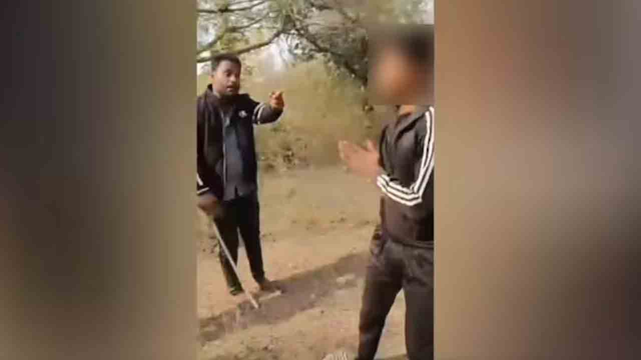 Crime News | రూ. 200 వివాదం.. విద్యార్థి బ‌ట్ట‌లూడ‌దీసి కొట్టిన స్నేహితులు