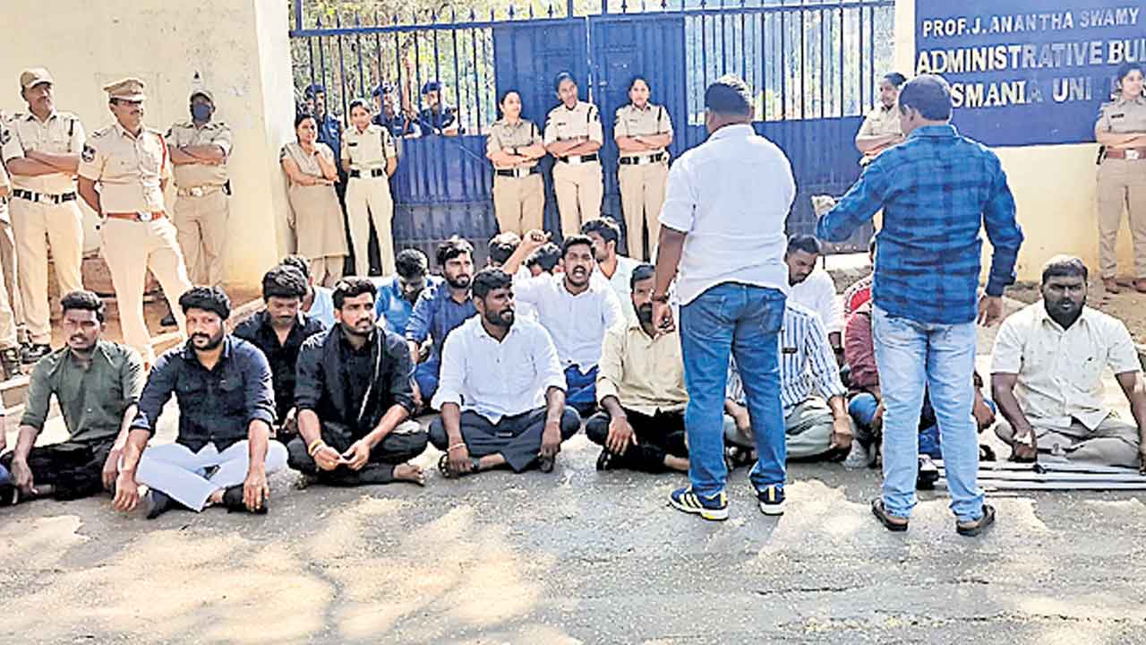 ఓయూలో బారికేడ్లను తొలగించాలి