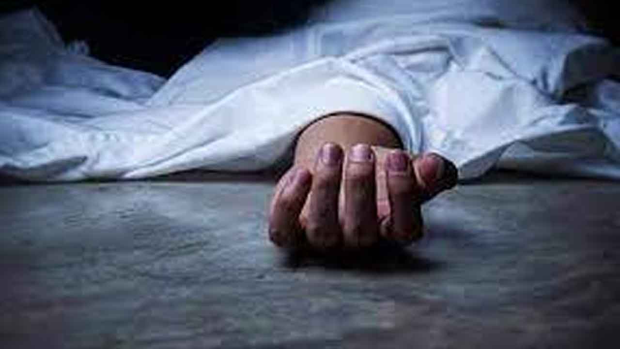 భార్యతో వీడియో కాల్‌ మాట్లాడుతూ ఆత్మహత్య