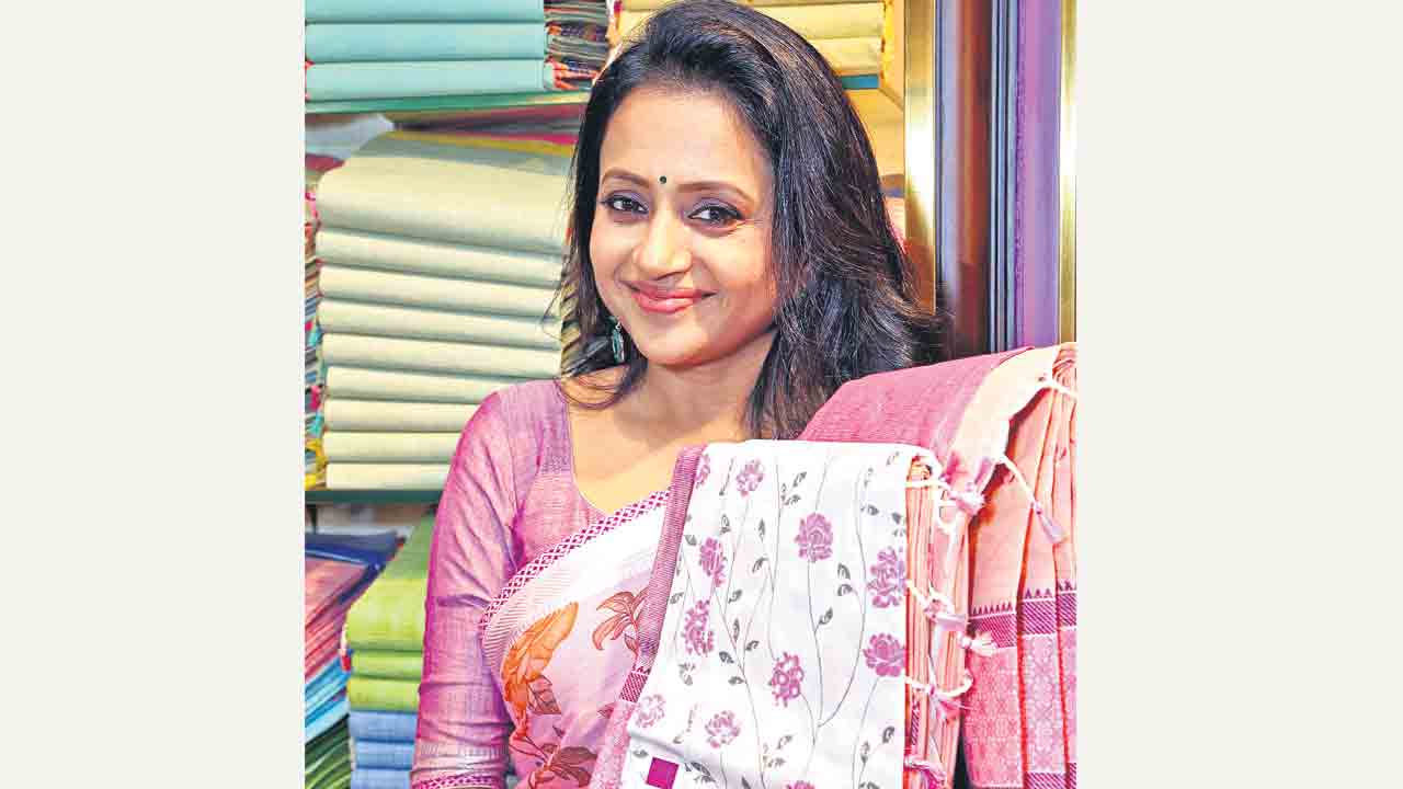 వస్త్ర దుకాణంలో సుమ సందడి