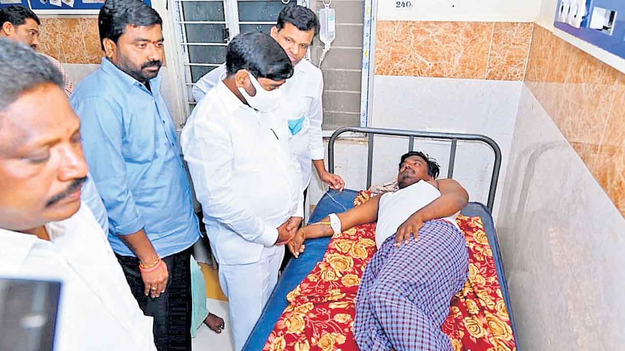 బీఆర్‌ఎస్‌ కార్యకర్తపై కాంగ్రెస్‌ నేతల దాడి