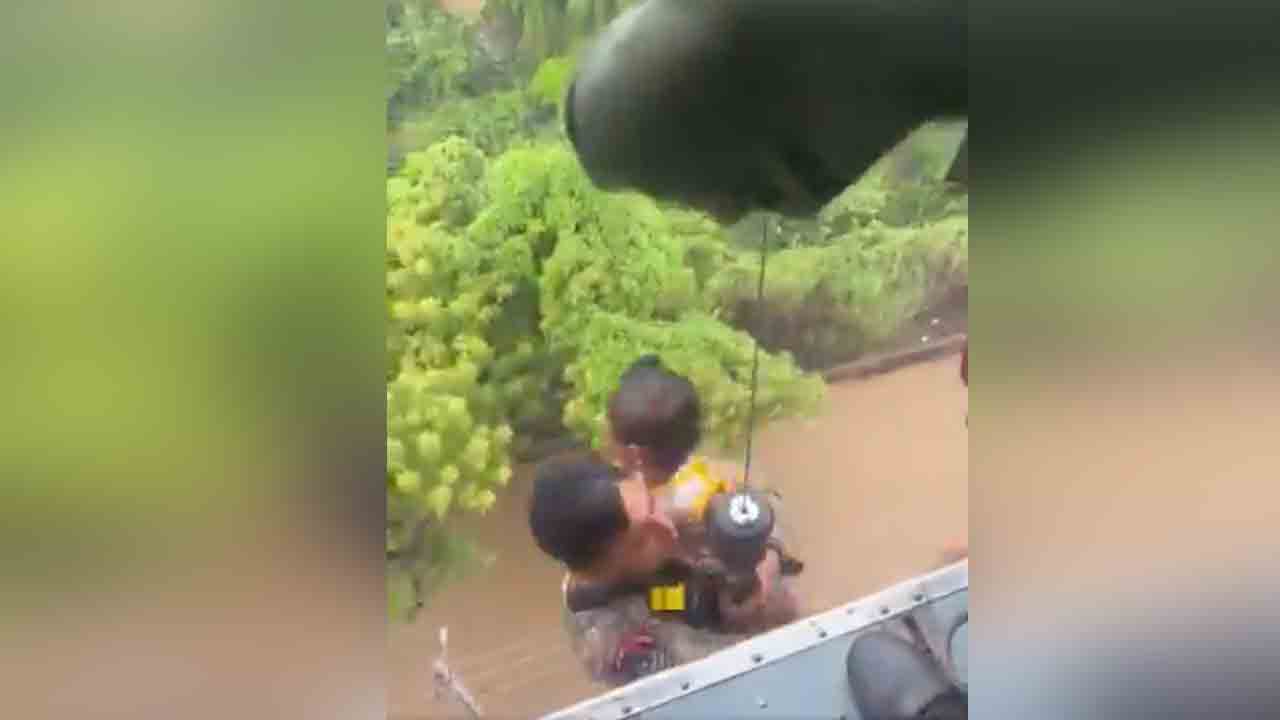 Tamil Nadu | గ‌ర్భిణి, చిన్నారిని ర‌క్షించిన ఇండియ‌న్ ఎయిర్‌ఫోర్స్.. వీడియో