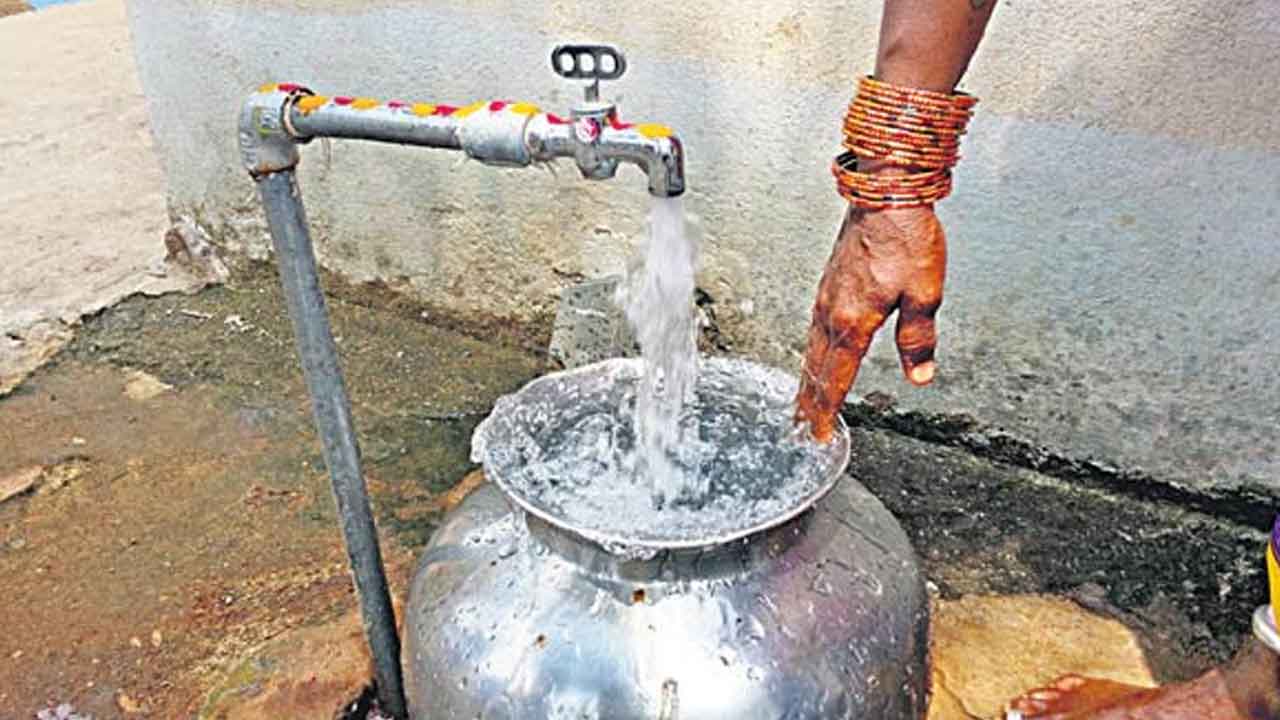 అటు కరువు.. ఇటు సమృద్ధి