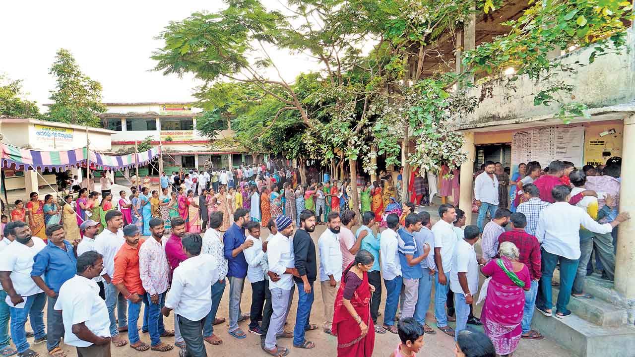 ఉత్సాహంగా కదిలిన కొత్త ఓటర్లు