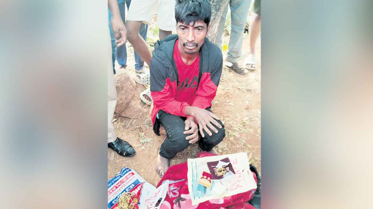 Banswada | దొంగతనానికి పాల్పడి.. నిద్రలోకి జారుకున్న దొంగ.. పట్టుకున్న గ్రామస్థులు