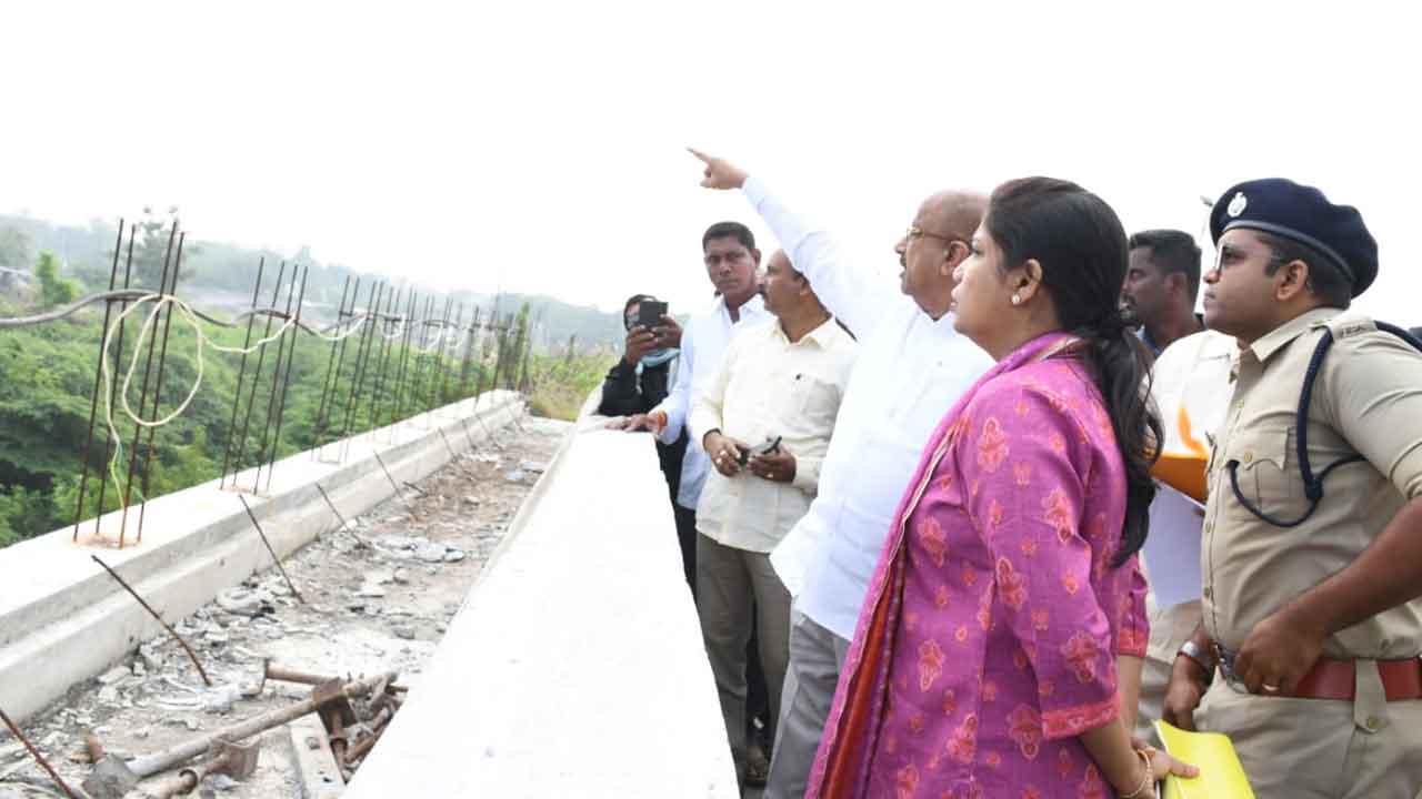 Minister Thummala | వేగంగా రోడ్డు నిర్మాణం పూర్తి చేయాలన్న మంత్రి తుమ్మల.. మట్టి దొరకడం లేదన్న ఇంజినీర్‌