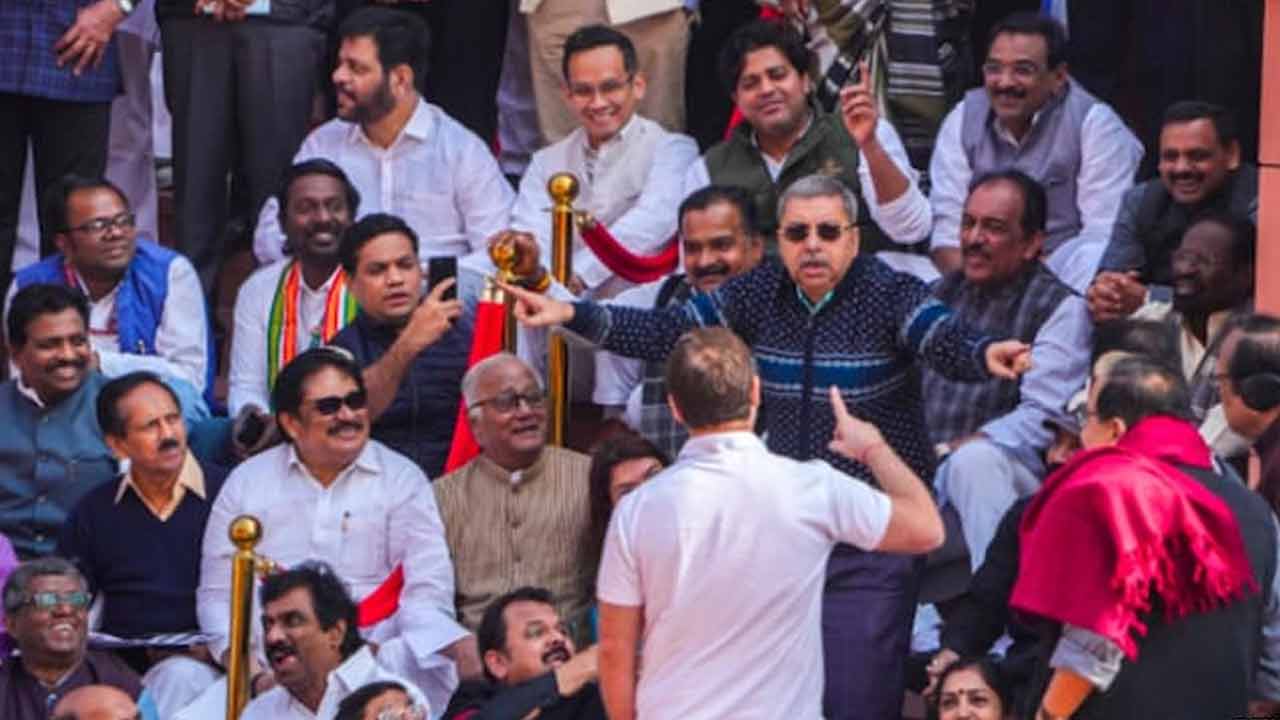 Parliament: రాజ్య‌స‌భ చైర్మెన్‌ను వెక్కిరించిన‌ తృణ‌మూల్ ఎంపీ.. వీడియో తీసిన రాహుల్ గాందీ..