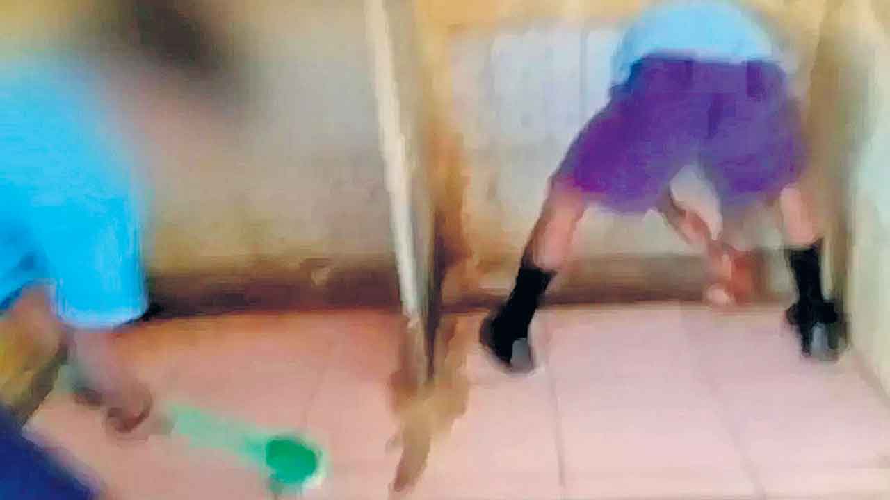 Karnataka | కాంగ్రెస్‌ పాలిత కర్ణాటకలో విద్యార్థులే టాయిలెట్‌ క్లీనర్లు