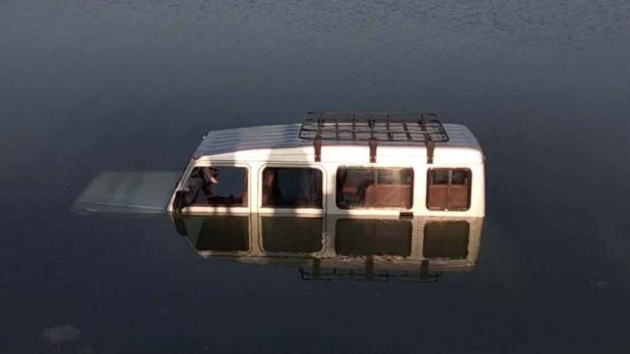 Toofan vehicle | అదుపుతప్పి చెరువులోకి దూసుకెళ్లిన తుఫాను వాహనం..ప్రాణాలతో బయటపడ్డ డ్రైవర్