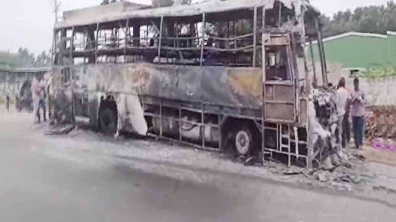 Private Travels Bus | ప్రైవేటు ట్రావెల్స్‌ బస్సులో చెలరేగిన మంటలు.. వ్యక్తి సజీవదహనం