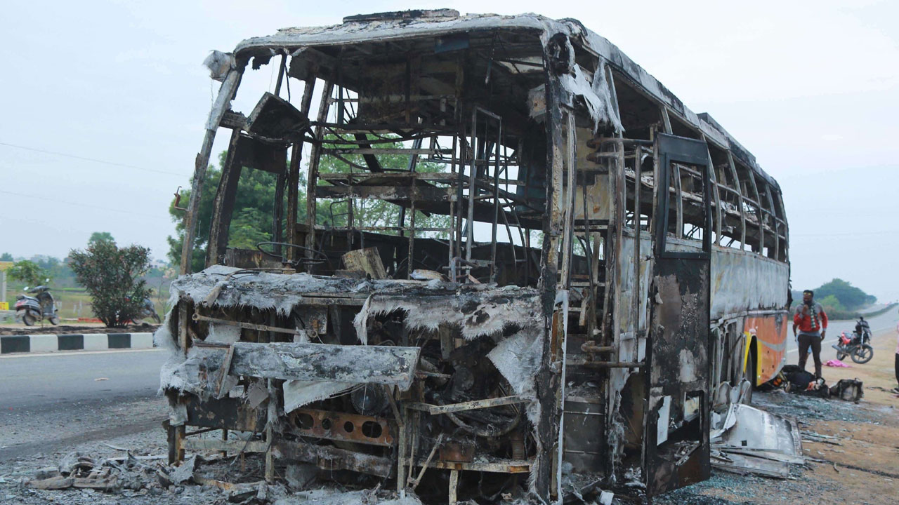 హైవేపై అగ్ని కీలలు