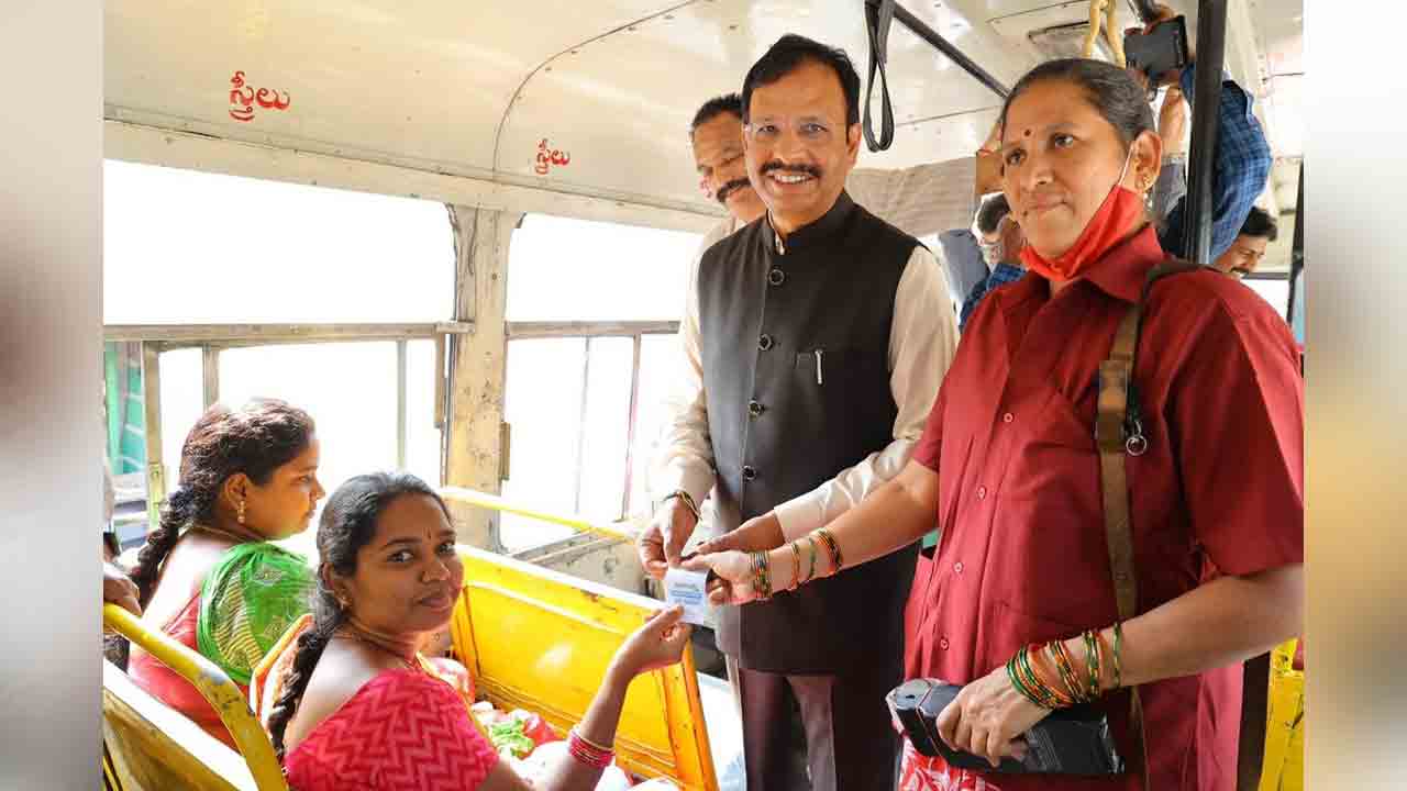 TSRTC | మ‌హిళ‌ల‌కు ఉచిత ప్ర‌యాణం.. జేబీఎస్‌లో ఆర్టీసీ ఎండీ ప‌రిశీల‌న‌
