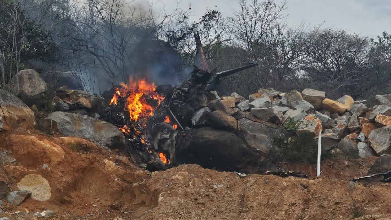 Crash Landing | తూప్రాన్‌లో కూలిన శిక్షణ విమానం.. ఇద్దరు పైలెట్లు మృతి