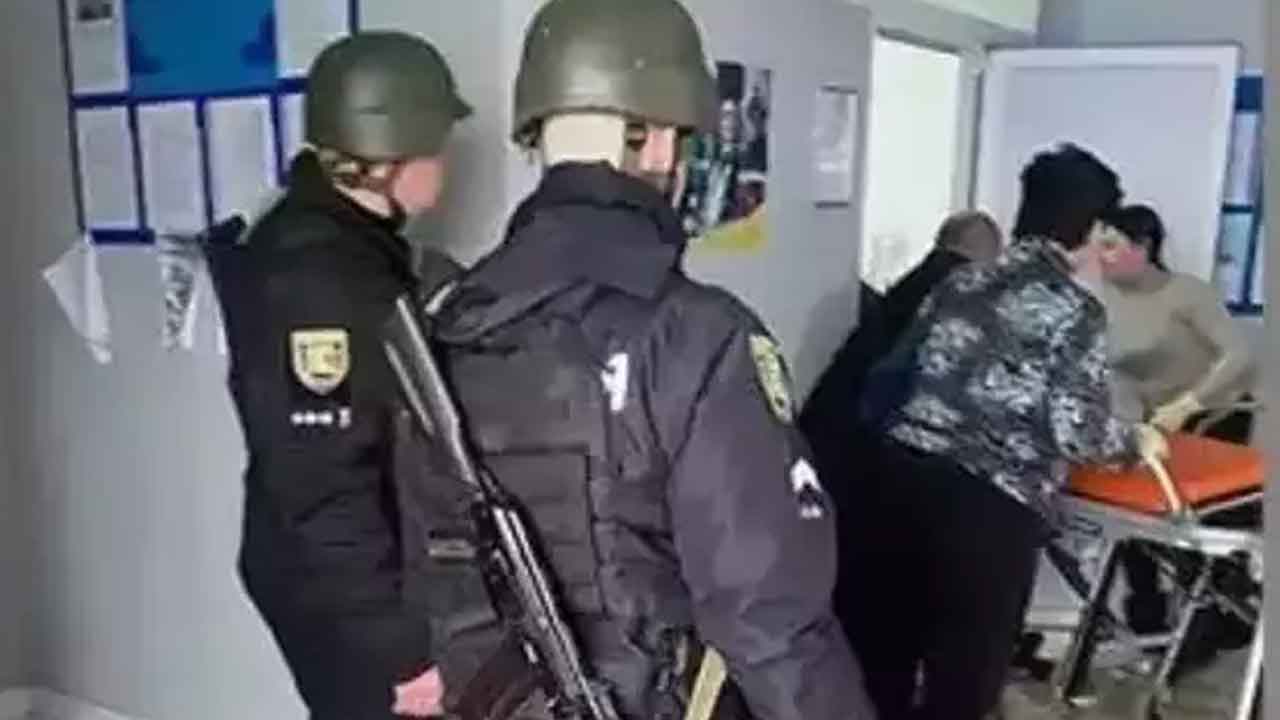 ఉక్రెయిన్‌లో గ్రనేడ్లతో కౌన్సిలర్‌ దాడి