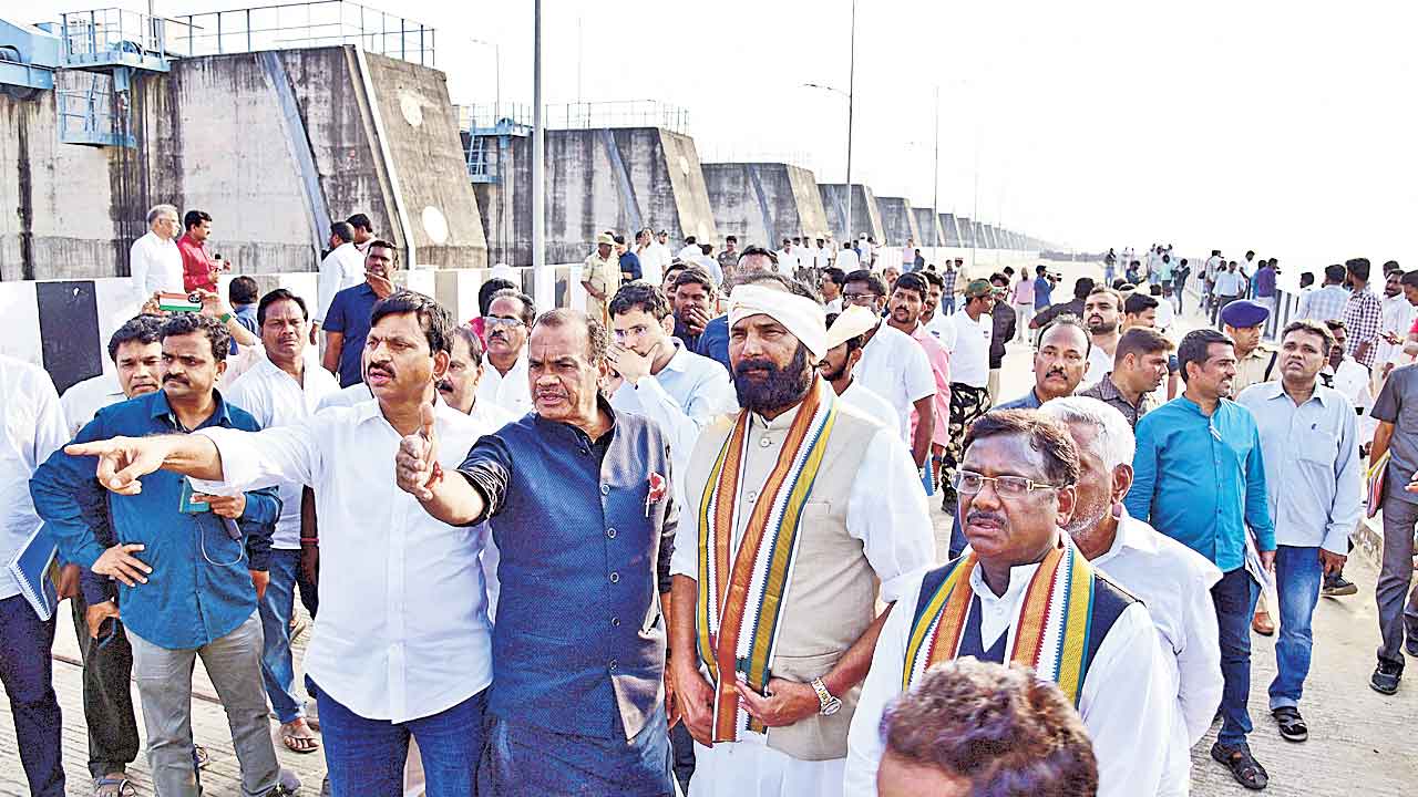 Tummidihatti Barrage | తుమ్మిడిహట్టి కట్టి తీరుతం.. ప్రాణహిత-చేవెళ్ల ప్రాజెక్టు కొనసాగిస్తాం: మంత్రి ఉత్తమ్‌కుమార్‌