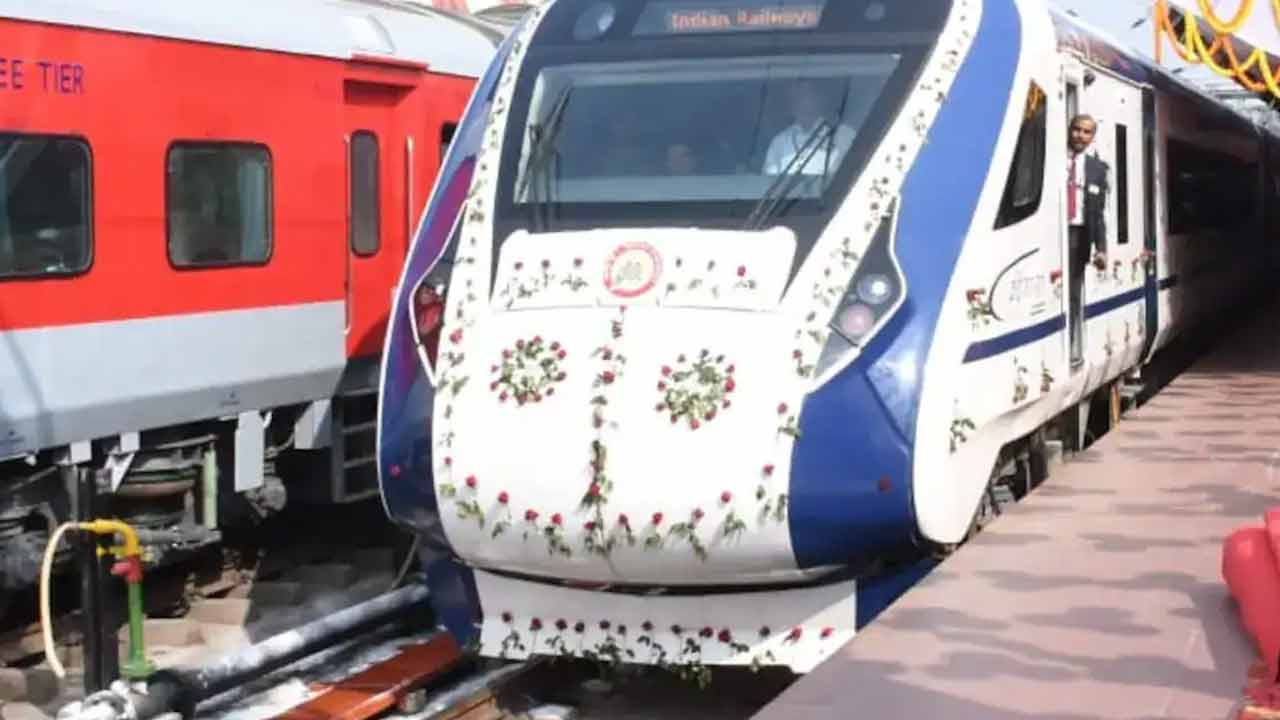 Vande Bharat: వైట్ అండ్ బ్లూ క‌ల‌ర్‌లోనే కొత్త వందేభార‌త్ రైలు