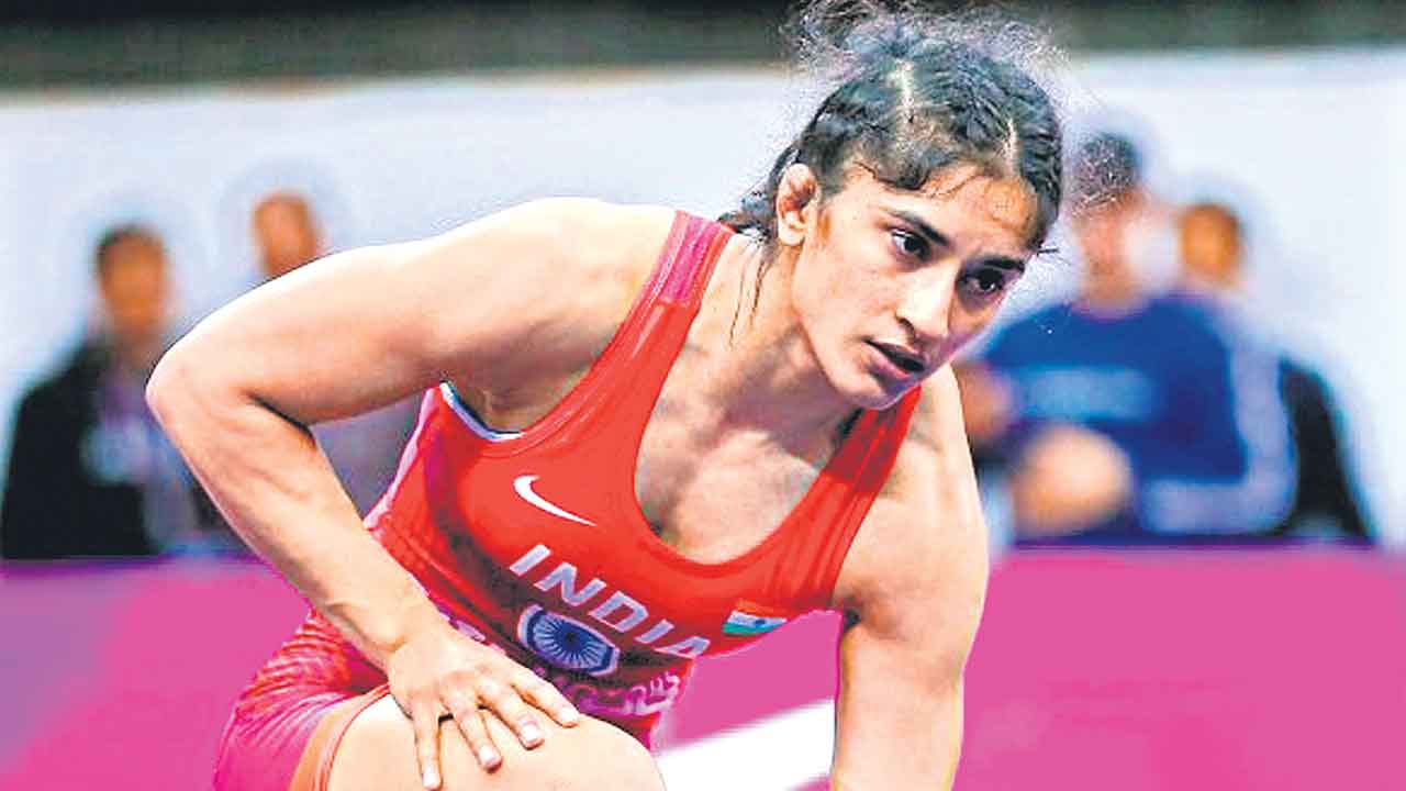 వినేశ్‌ అవార్డులు వాపస్‌