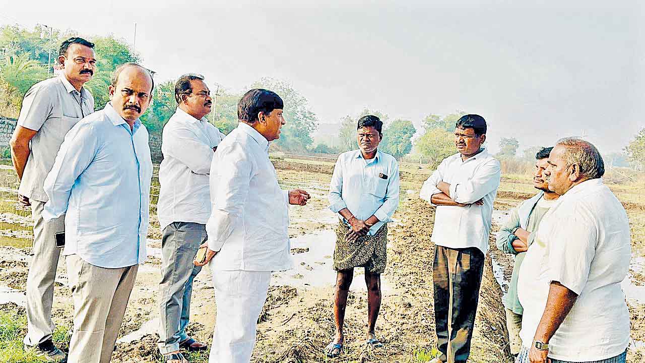 Rythu Bandhu | రైతుబంధు ఇస్తే నాట్లేసేటోణ్ని.. ఇప్పుడు రైతుబంధు వేస్తరో, వేయరో తెలుస్తలేదు:  రైతు నర్సయ్య