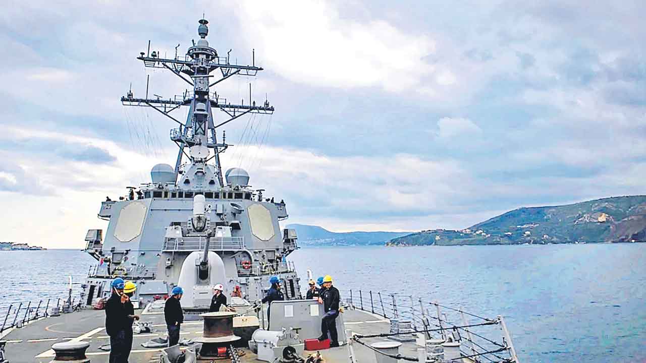 ఎర్ర సముద్రంలో అమెరికా యుద్ధ నౌకపై దాడి