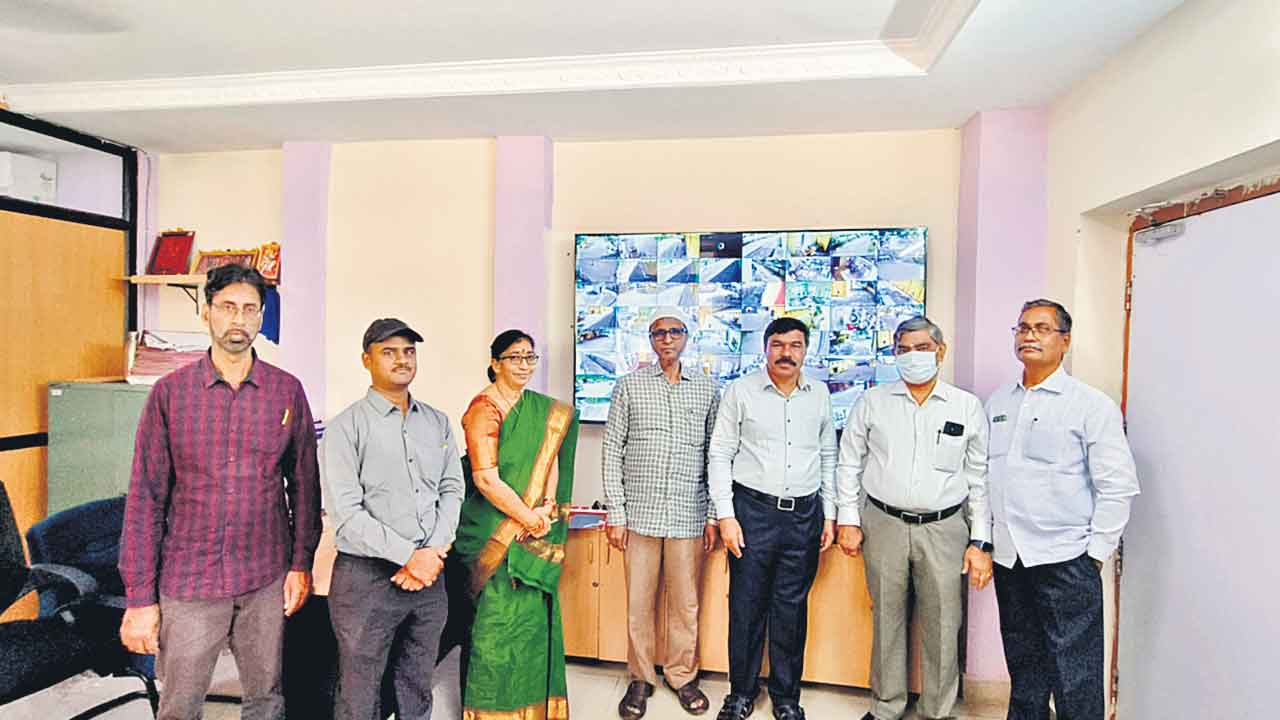 నిఘా నీడలో గోదాములు