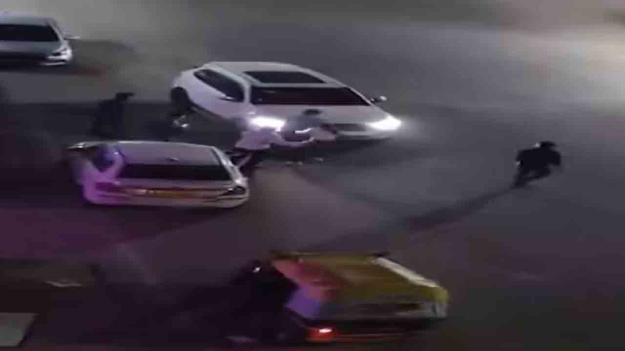 Watch: నైట్‌క్లబ్‌లో వాగ్వాదంతో.. ఇద్దరిని కారుతో ఢీకొట్టిన వ్యక్తి