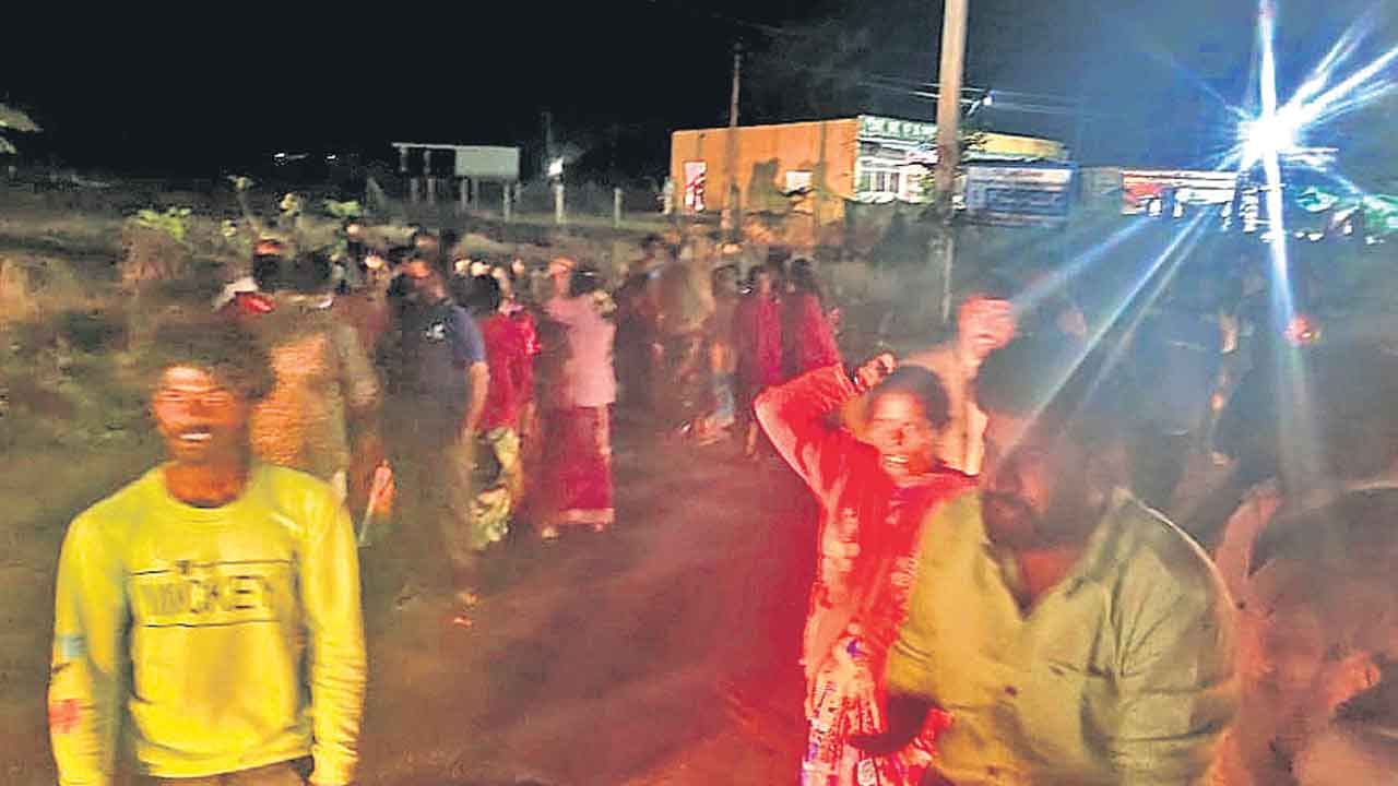 Free Bus For Women | ఉచిత ప్రయాణమని చెప్పి బస్సులు తిప్పడంలేదంటూ మహిళల ధర్నా..