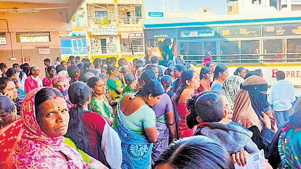 Free Bus For Women | బస్సు ప్రయాణం మహా సంకటం.. మహిళలతో నిండిపోతున్న బస్టాండులు