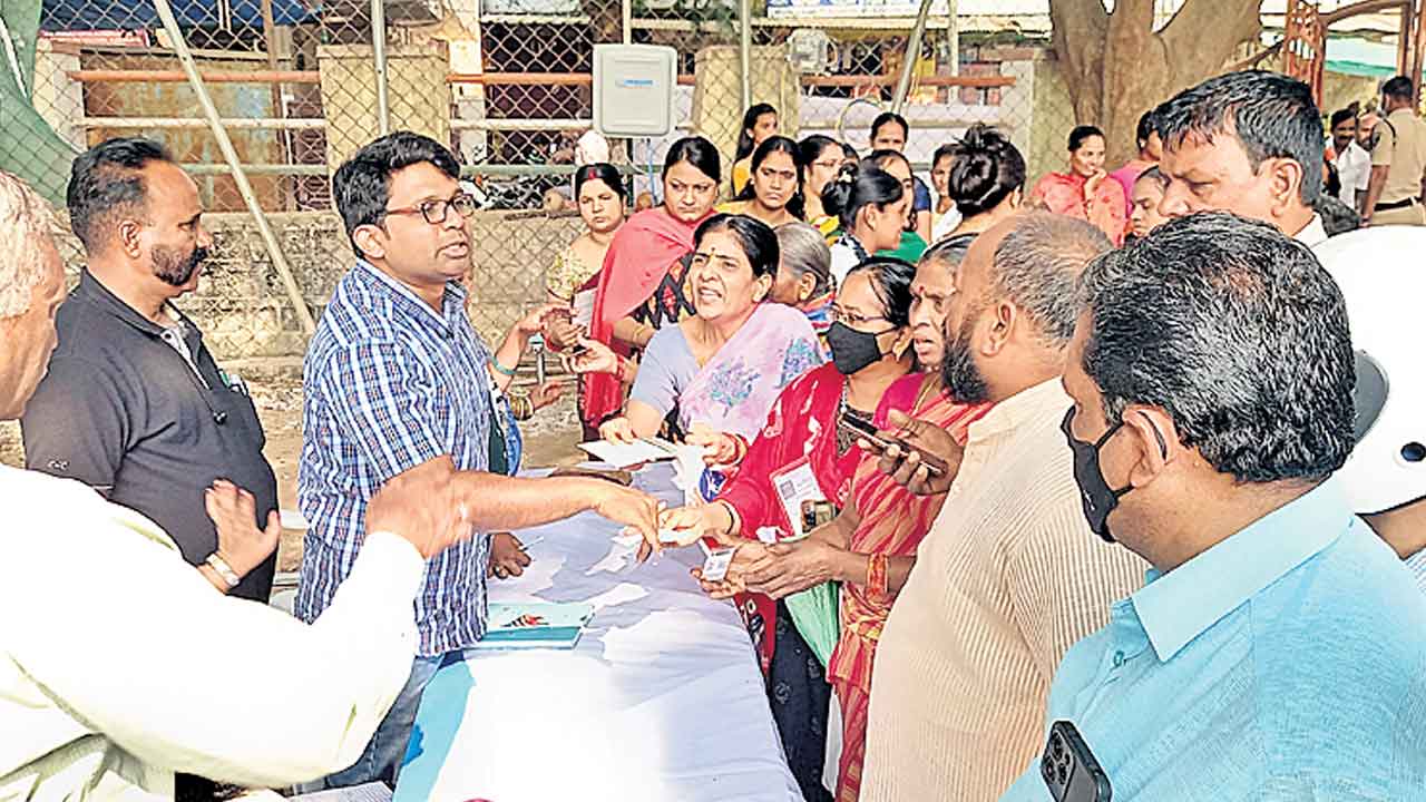 గందరగోళం.. ప్రజాపాలన దరఖాస్తుల స్వీకరణ