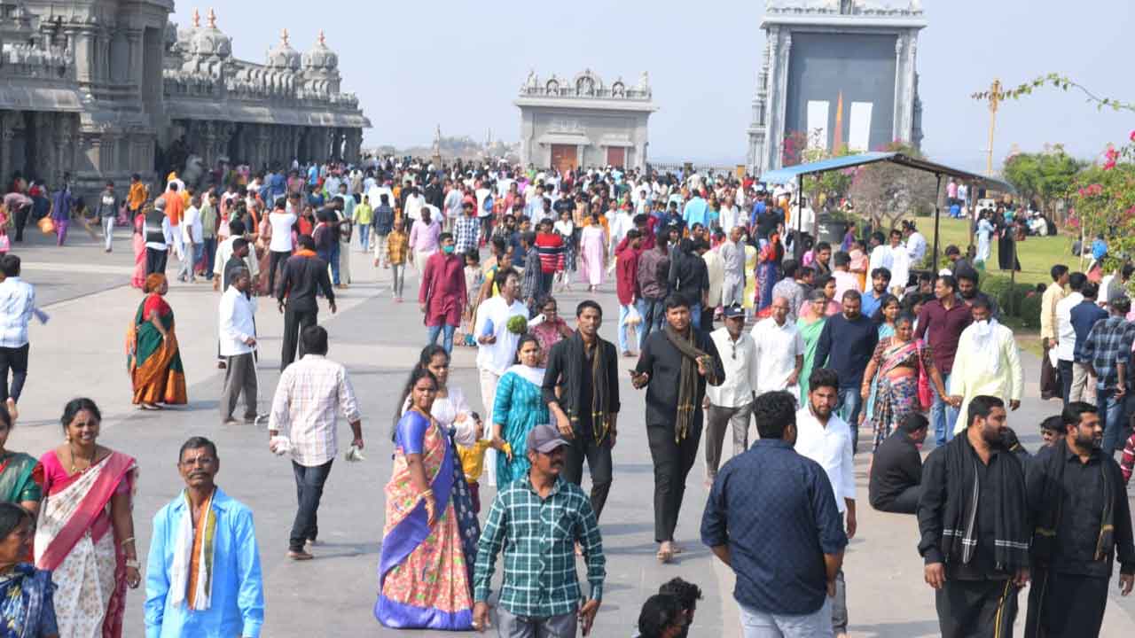 Yadagirigutta | యాదగిరిగుట్టలో భక్తుల సందడి